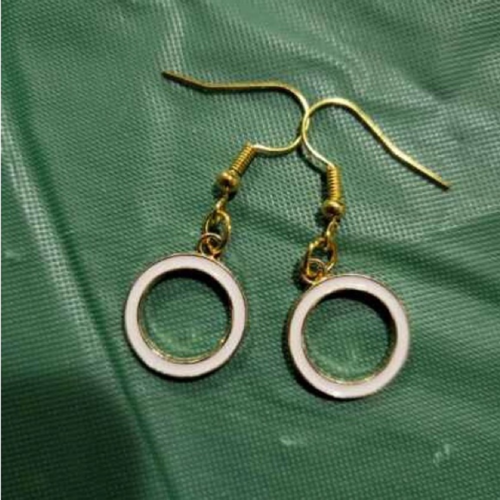 White round earrings